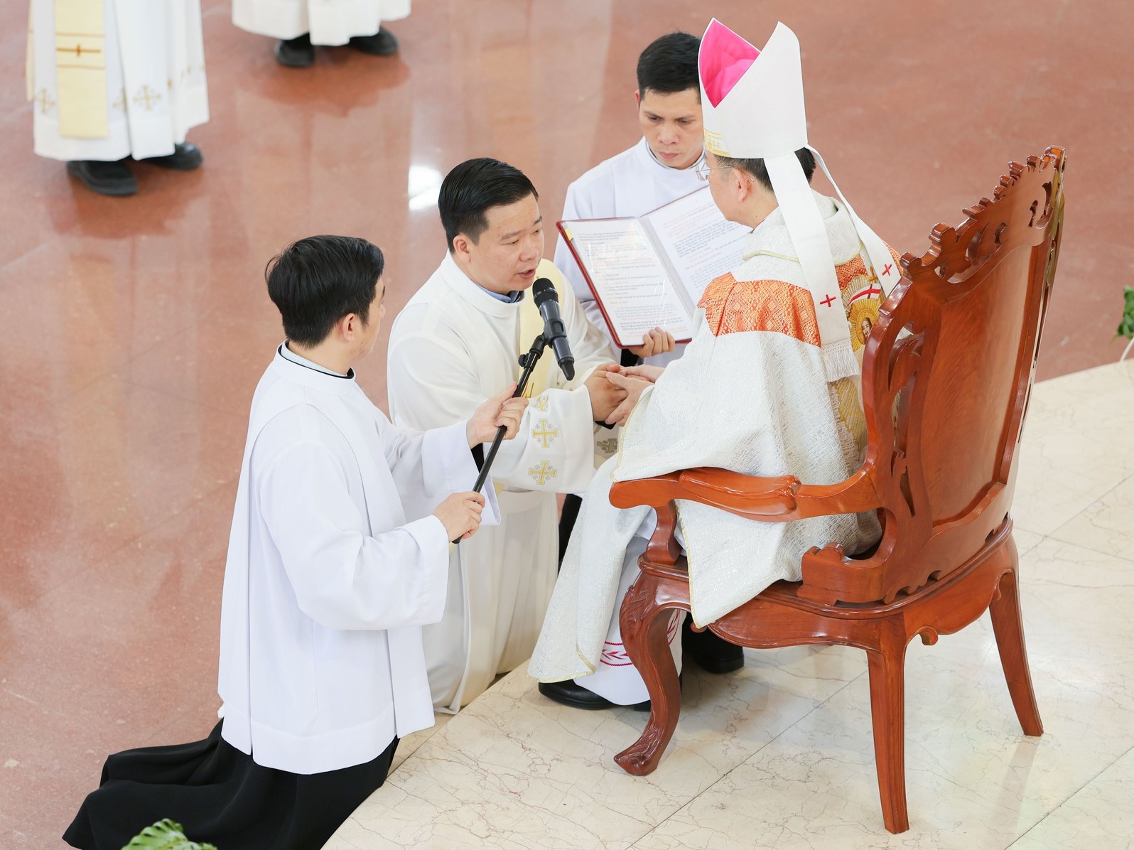 Truyền chức linh mục cho 7 tiến chức giáo phận Phú Cường
